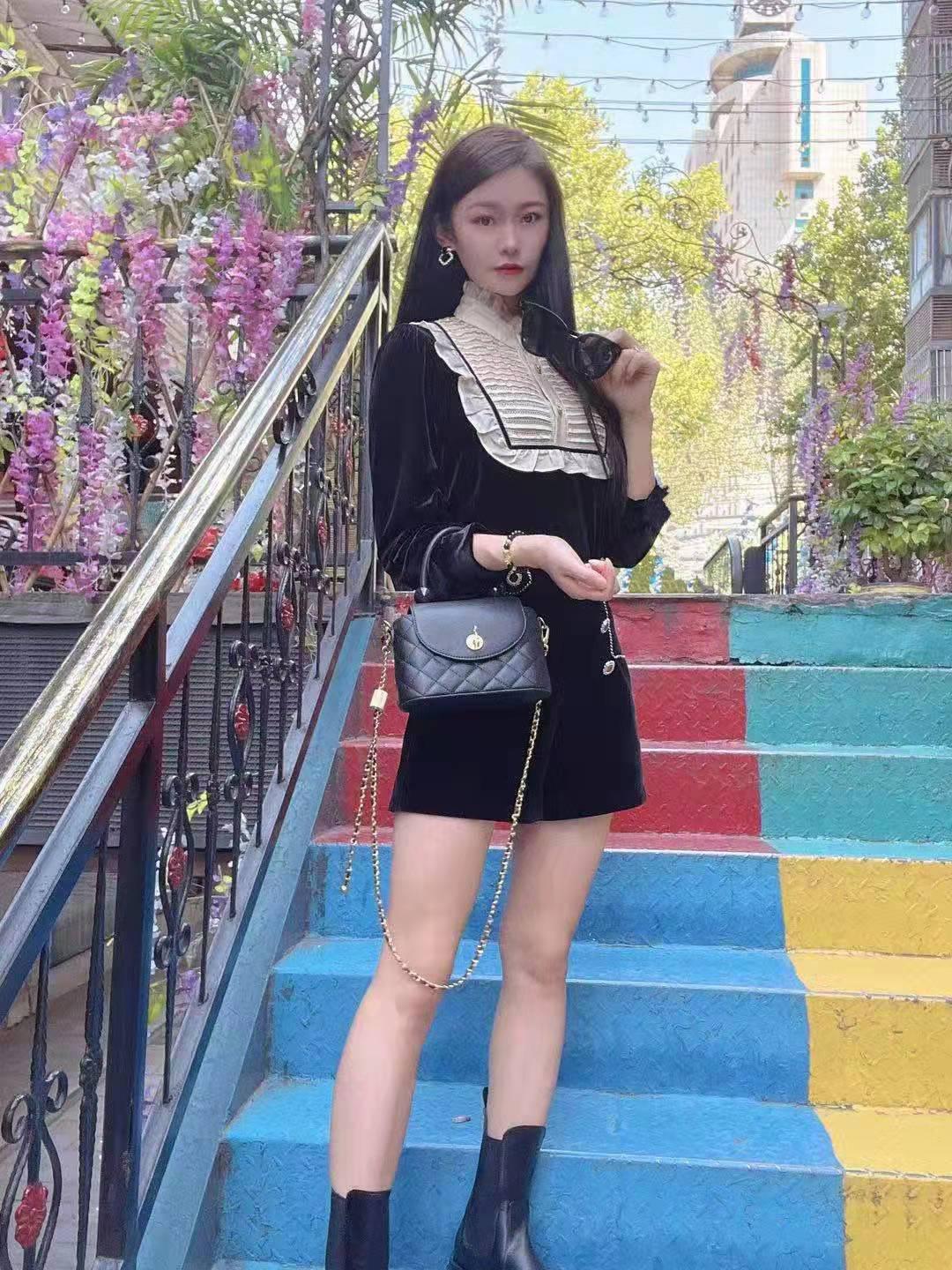 分享一个非常年轻的妹子